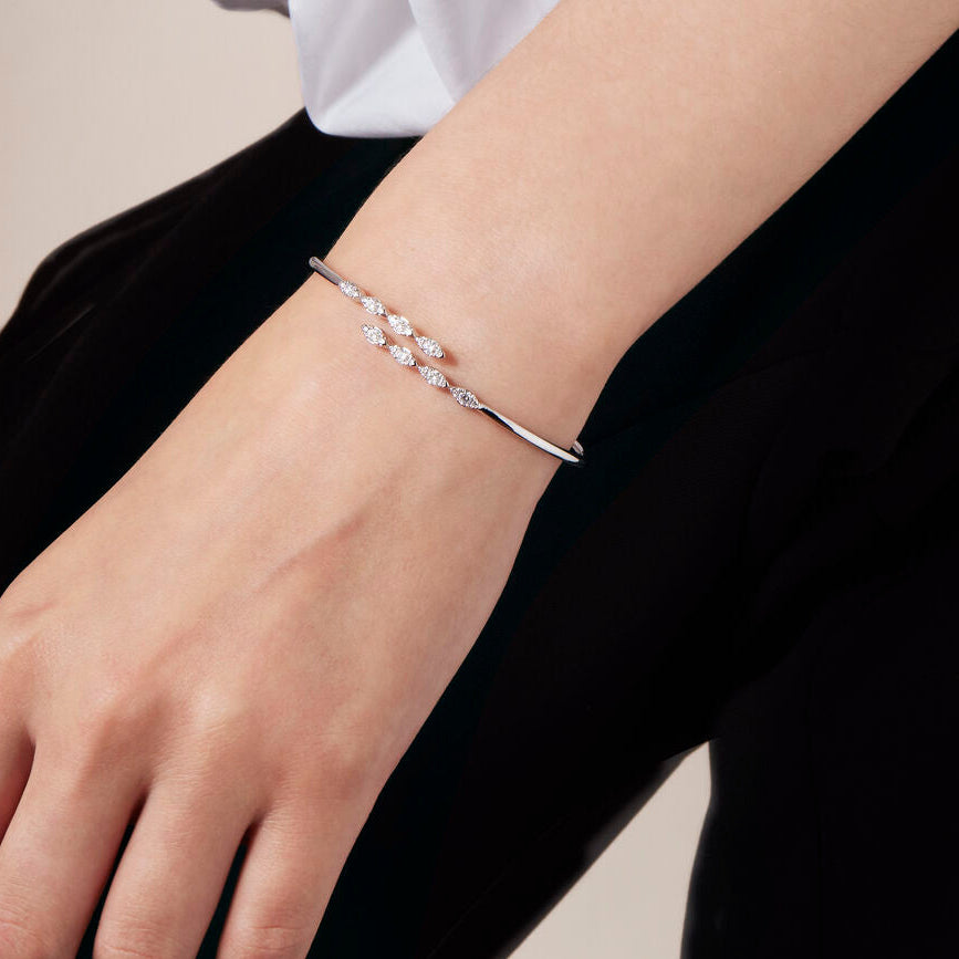 hearts-on-fire-aerial-diamond-marquise-flexi-bangle-18k-white-gold-HFBAERM00538W-M_1