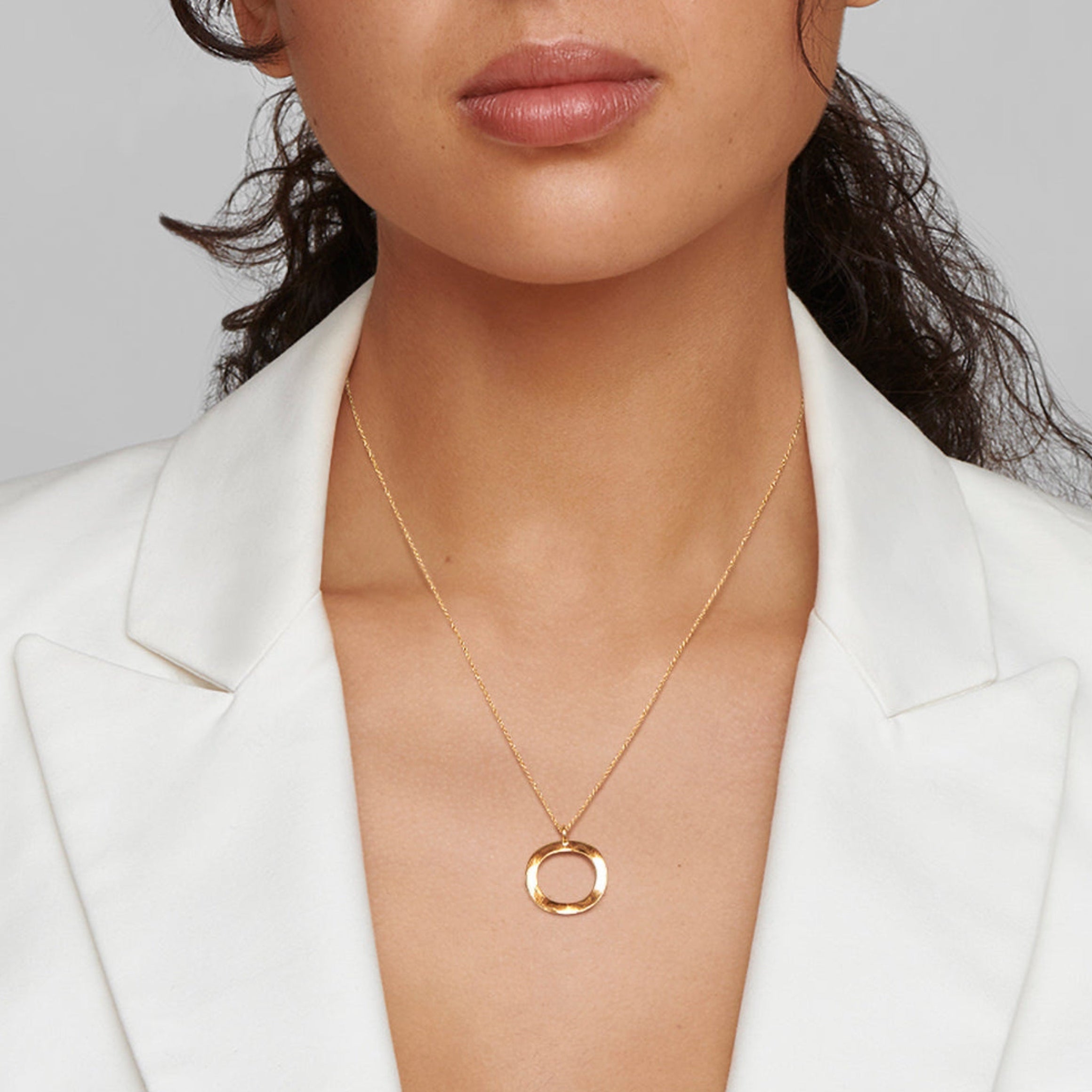 ippolita-classico-short-mini-wavy-circle-pendant-necklace-18k-yellow-gold-GN211