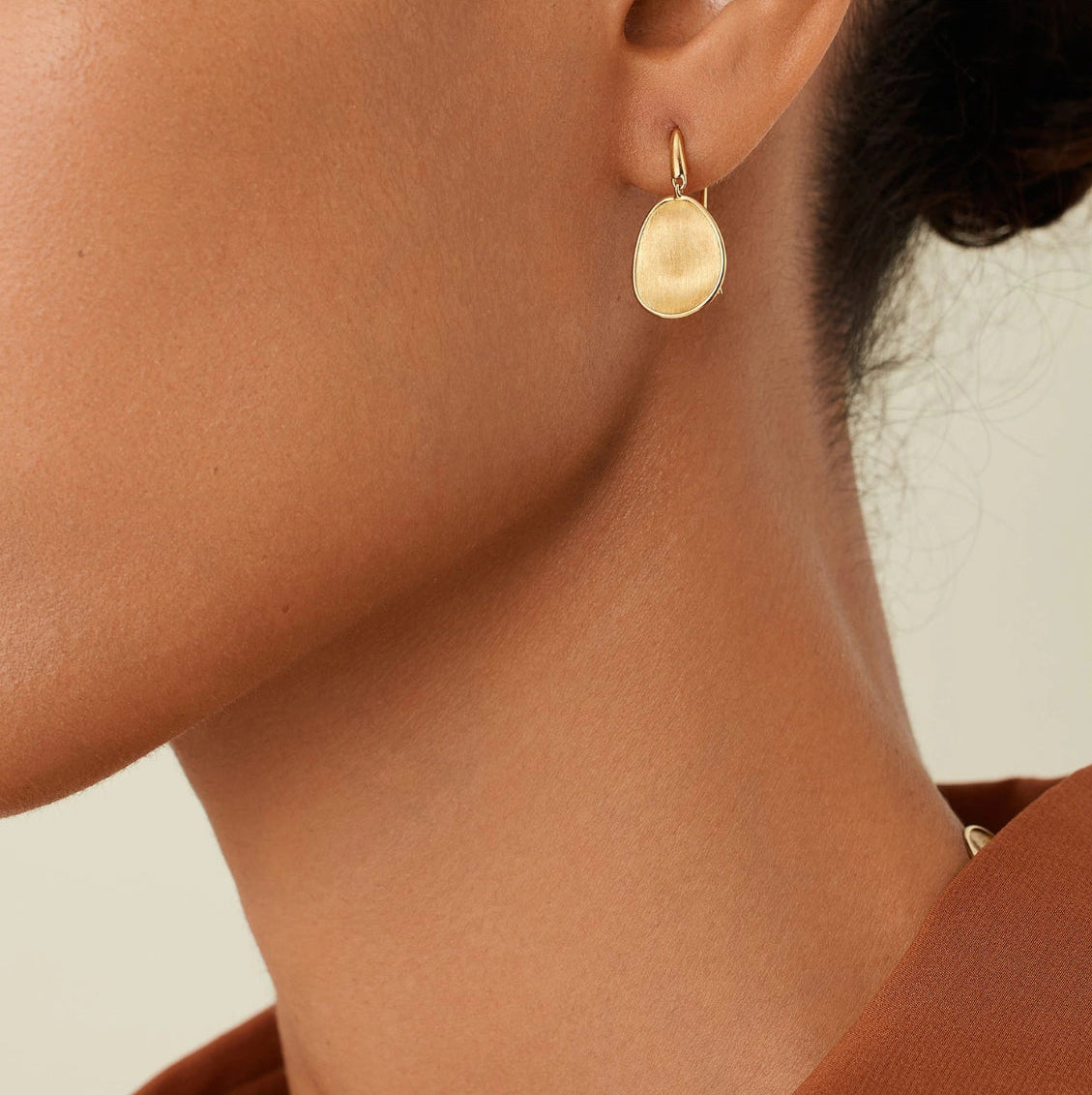 marco-bicego-lunaria-gold-petal-drop-earrings-18k-yellow-gold-ob1341-a_y_02