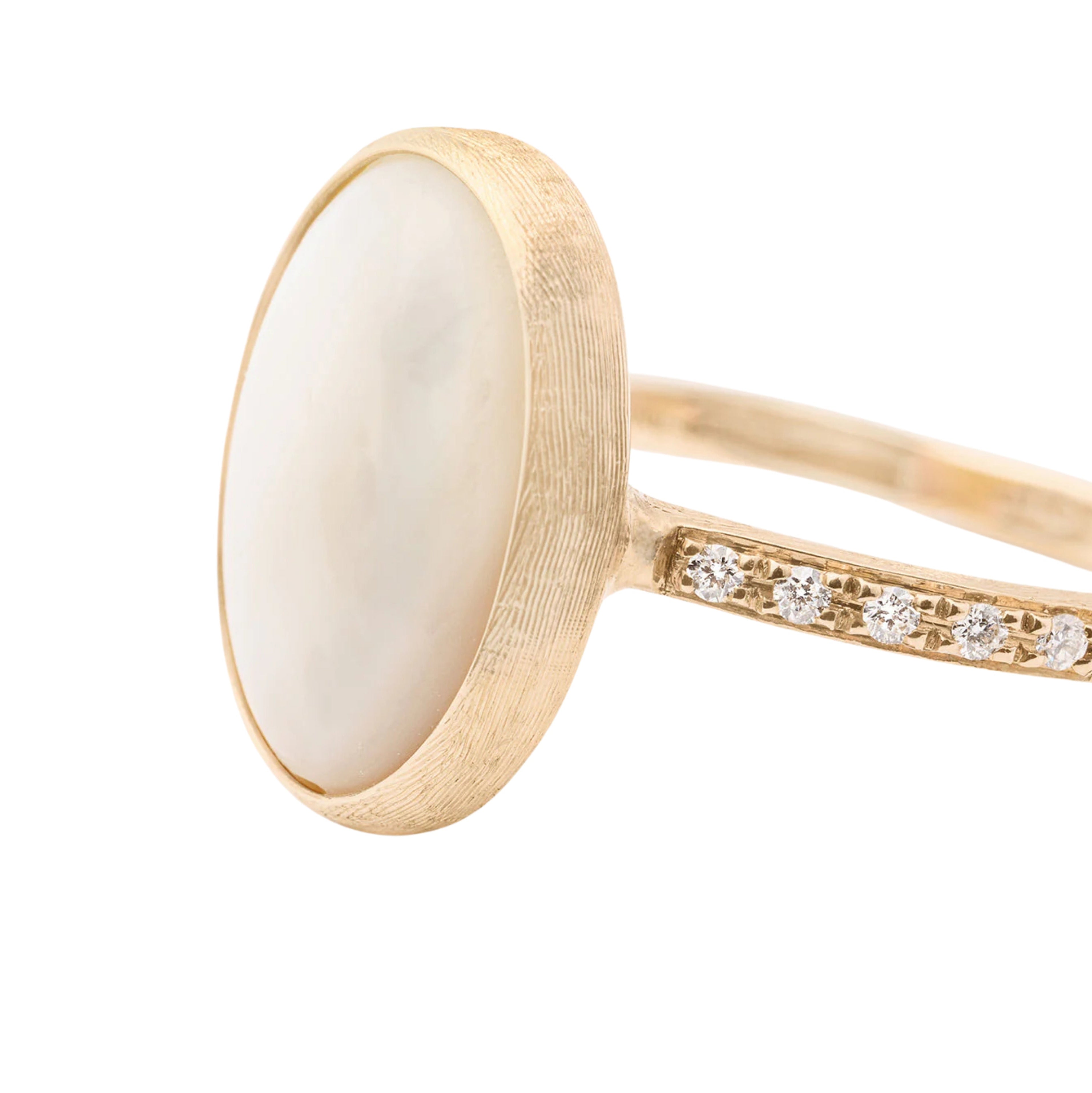marco-bicego-siviglia-mother-of-pearl-with-diamond-pave-shank-18k-yellow-gold-AB610-B_MPW_Y_02