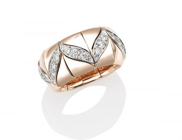 Xpandable V Gold Accented Ring